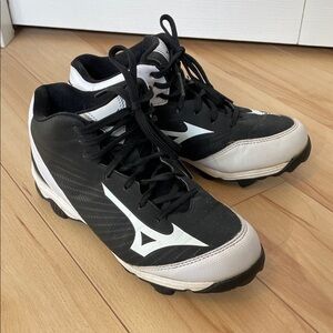 Mizuno Youth Sz 5.5 Black and White Baseball Cleats